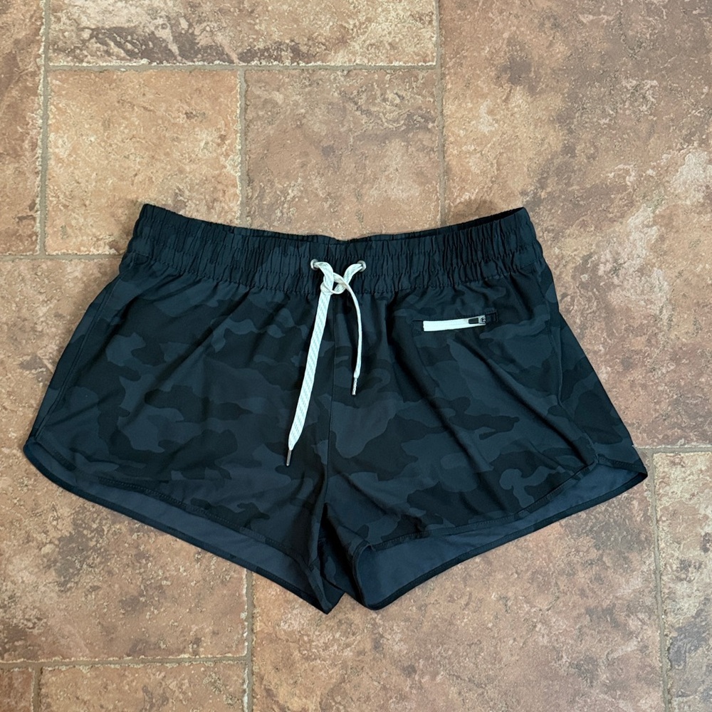 Vuori Clementine shorts 2.5” size XL excellent condition